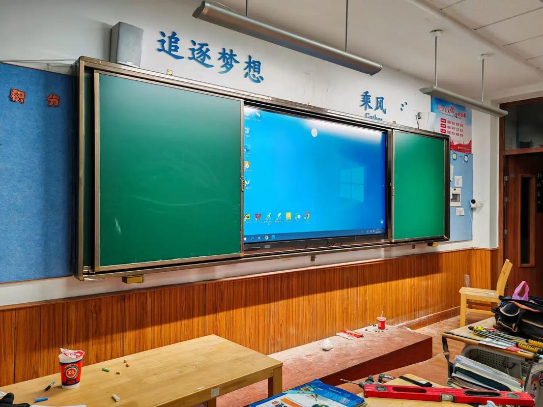 多媒體黑板成為校園新寵兒
